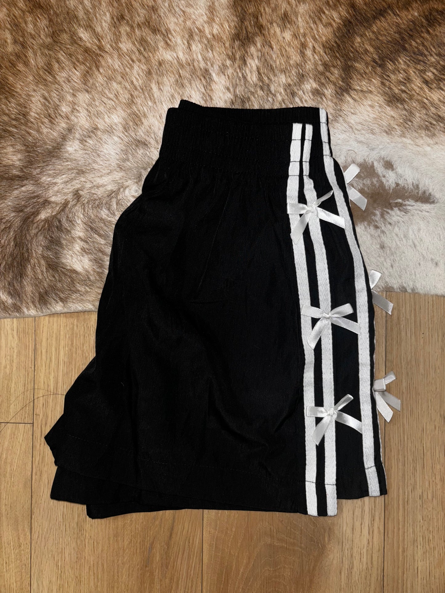 The Bow Athletic Shorts In Black